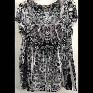 Blk & White sleeveless, lightweight decorative top. Excellent cond. Super soft